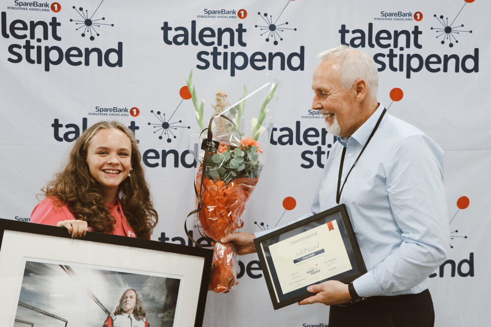 UTDELING: Isabell mottok kroner 50.000 til videre satsing på karrieren innenfor bilsport. Her avbildet sammen med Sponsoransvarlig i SpareBank 1 Ringerike Hadeland, Dag Engen.