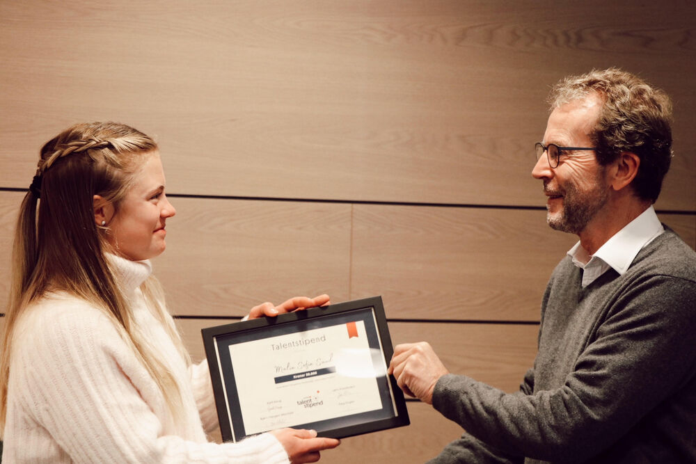 TAKKNEMMELIG: Talentstipendet på kr 50.000 overrekkes av leder for SpareBankstiftelsen Jevnaker Lunner Nittedal, Bjørn Haugen Morstad. Foto: Camilla Aslaksrud 