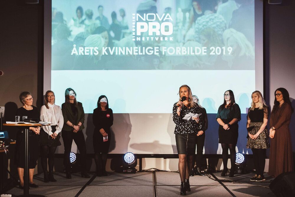 ÅRETS KVINNELIGE FORBILDE: I 2020 ble Anja Stenslette kåret til årets kvinnelige forbilde. I samarbeid med Ringblad nomineres kvinner som har gjort en ekstraordinær forskjell, enten lokalt eller globalt. Kåringen skjer hvert år i forbindelse med Lillelørdag arrangementet. Foto: Jarran Flokkmann