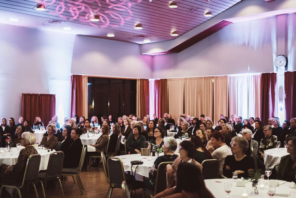 SAMLER RINGERIKSKVINNER: Hvert år arrangerer NovaPro "Lillelørdag" - en festaften som fylles med innlegg fra engasjerte og modige kvinner. Foto: Jarran Flokkmann