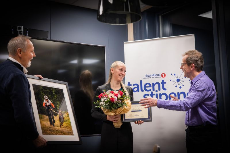 Sponsoransvarlig i SpareBank 1 Ringerike Hadeland (t.v) og Daglig leder i SpareBankstiftelsen Jevnaker Lunner Nittedal, Bjørn Haugen Morstad overrakte stipendet sammen med Lokalbanksjef Nittedal, Robert Eriksen (ikke avbildet). Foto: Futuria