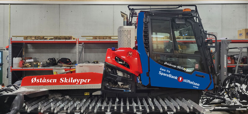 Den nye løypemaskinen med SpareBank 1-stiftelsen Gran logo.  