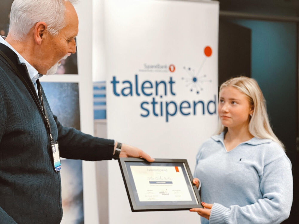 UTDELING: Talentstipendet overrekkes av sponsoransvarlig ved SpareBank 1 Ringerike Hadeland, Dag Engen.
