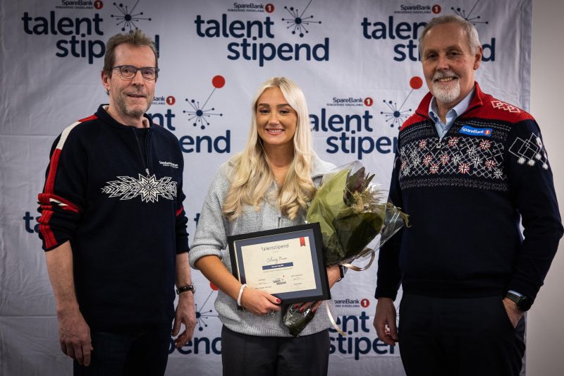 Fantastisk dansetalent - daglig leder i Sparebankstiftelsen Jevnaker Lunner Nittedal, Bjørn Haugen Morstad og sponsoransvarlig i SpareBank 1 Ringerike Hadeland er stolte av å kunne gi Talentstipend til Solveig Finne. Foto: Futuria. 