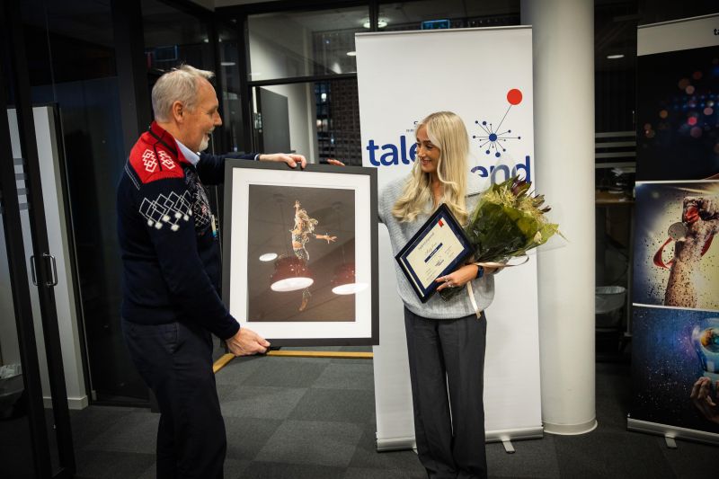 Solveig fikk tildelt bilde, diplom og blomst av sponsoransvarlig i SpareBank 1 Ringerike Hadeland, Dag Engen. Foto: Futuria.