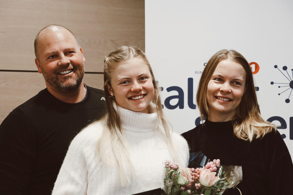 GODE STØTTESPILLERE: - Idretten hadde aldri vært mulig uten mamma og pappa, innrømmer Malin. Foto: Camilla Aslaksrud
