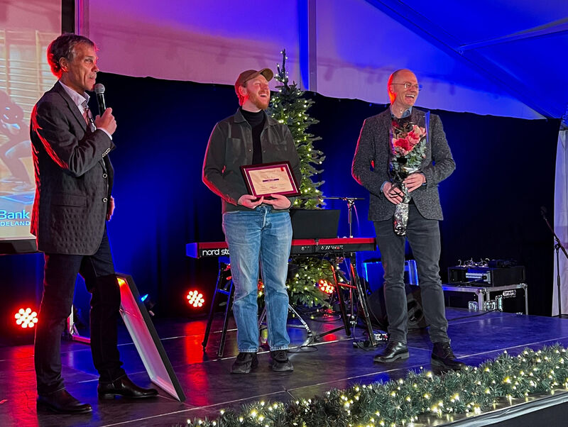 Motivasjon og glede - Jørn Prestkvern, daglig leder i SpareBank 1-stiftelsen Gran og Bjørn Rune Rindal, adm.direktør i SpareBank 1 Ringerike Hadeland delte ut Talentstipend til Julian.