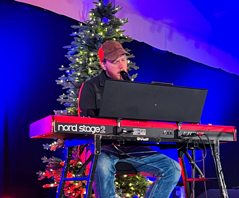 Julian sang julen inn for ansatte i SpareBank 1 Ringerike Hadeland.
