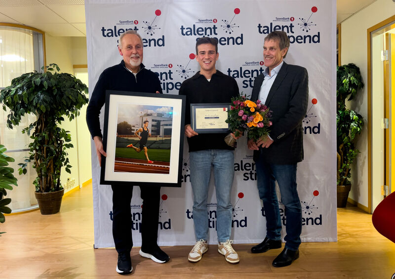 Dag fra SpareBank 1 Ringerike Hadeland, Markus og Jørn fra SpareBank 1-stiftelsen Gran på overrekkelsen av stipendet.
