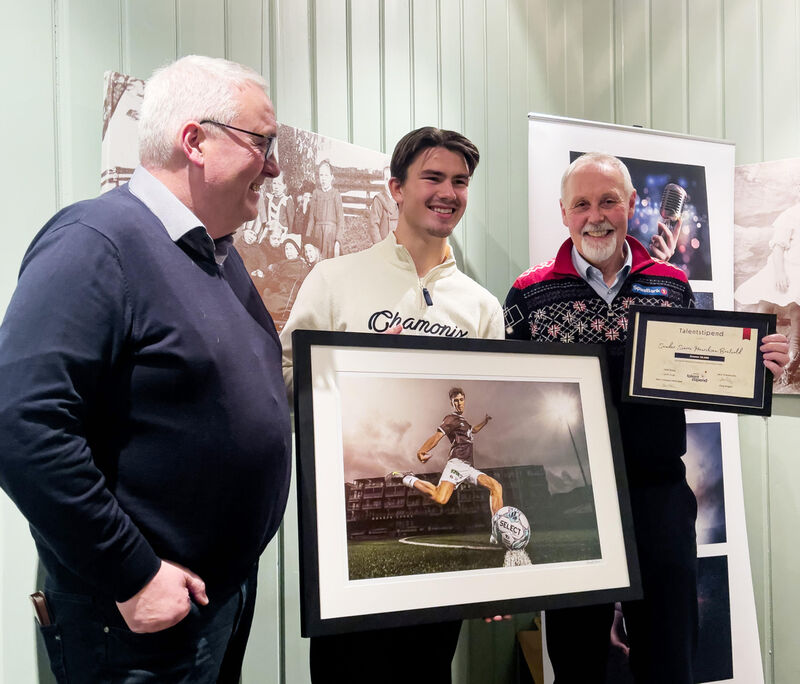 Fotballtalent - Kjell Baug, daglig leder i SpareBank 1-stiftelsen Ringerike og Dag Engen, Sponsoransvarlig i SpareBank 1 Ringerike Hadeland overrakte stipendet til Sander.