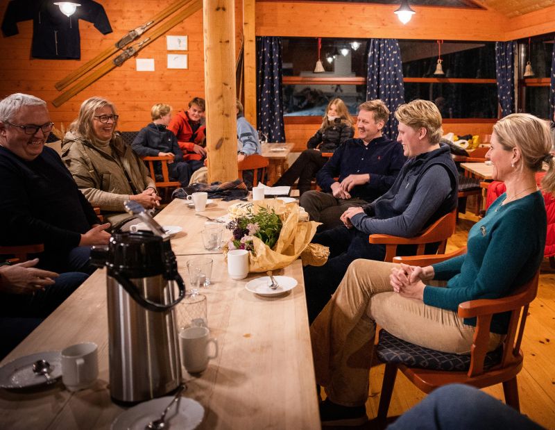 Bjarte møtte opp på Ringkollstua for å motta Talentstipendet sammen med sine foreldre, Tonje Nysted Gangeskar og Pelle Gangeskar.  I tillegg var det med en stor gjeng fra Haugsbygd IL Adrenalin. Foto: Futuria