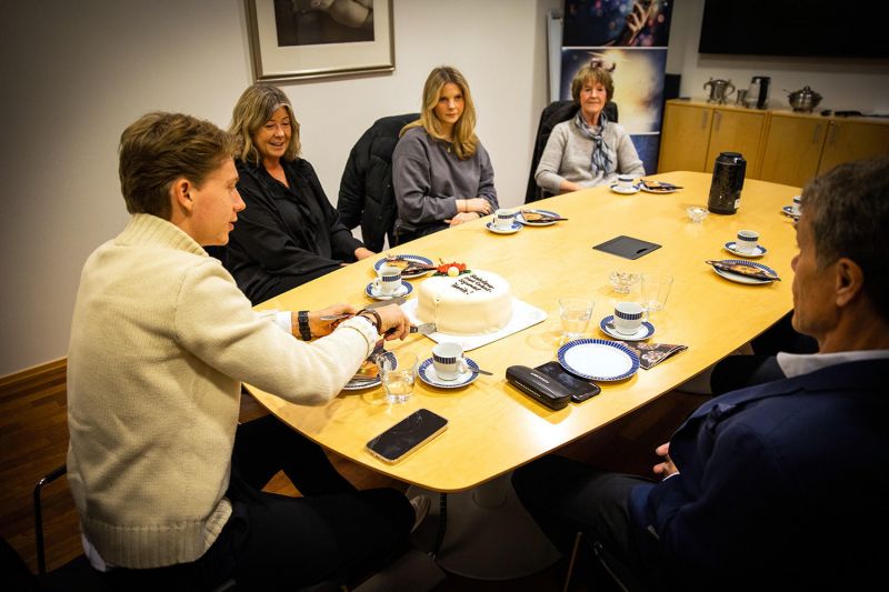 Støtte fra familien - Henrik, sammen med sine foreldre, Lena og Runar Fjellheim, søster og bestemor. Foto: Futuria