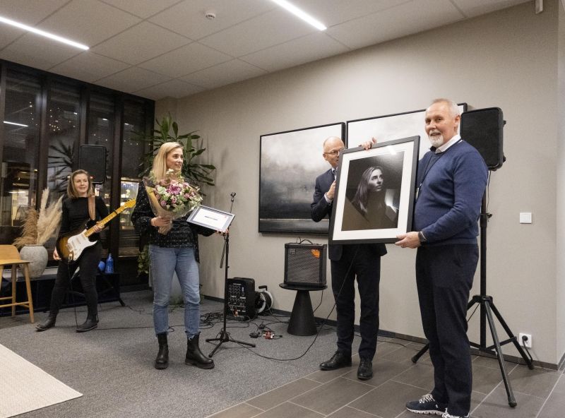 Overrakte stipend - adm. direktør Bjørn Rune Rindal og sponsoransvarlig Dag Engen overrakte talentstipendet til Vilde. Foto: Futuria