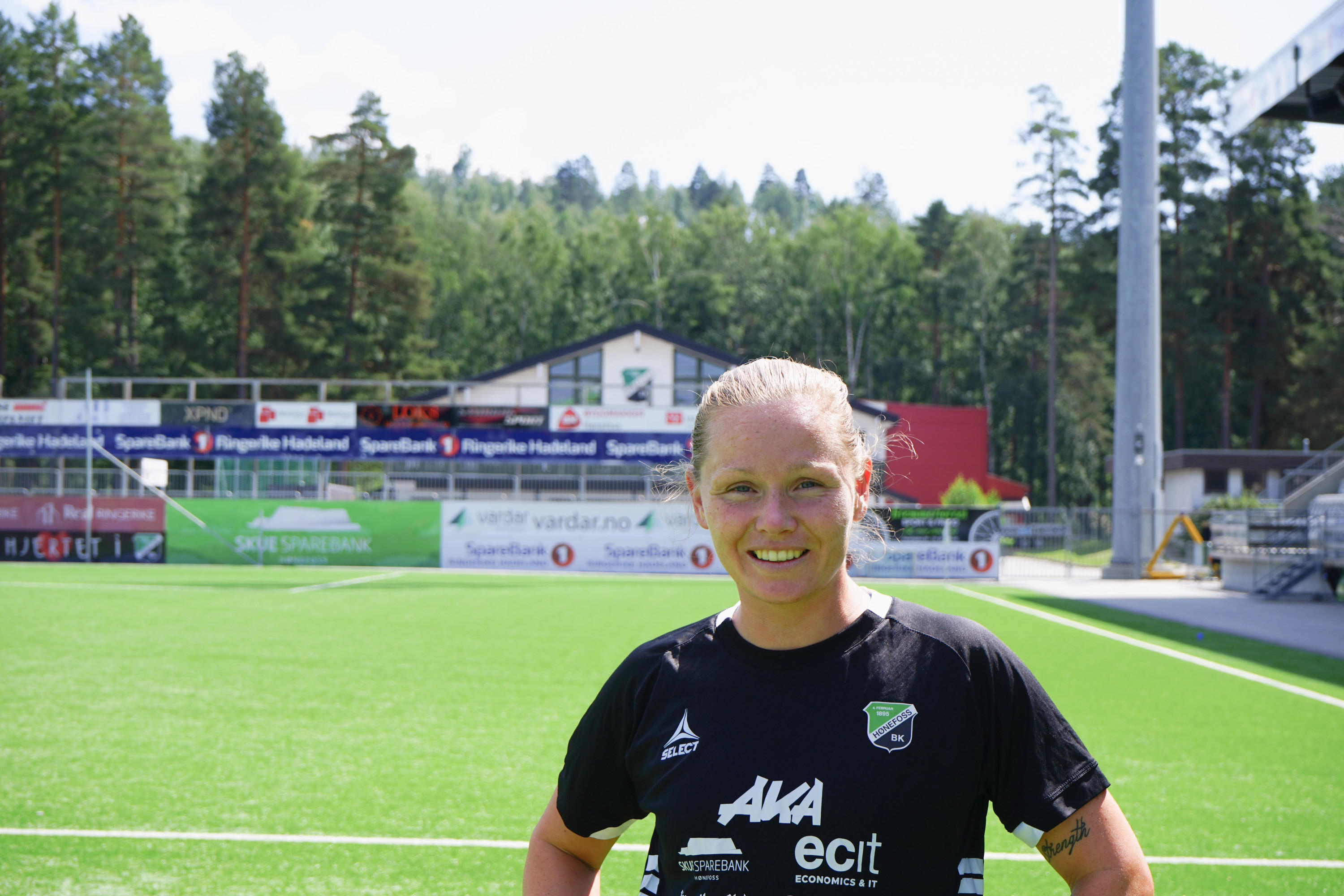 Sommer - Fotballskole på AKA Arena med A-lag kaptein Silje Nyhagen som trener. 